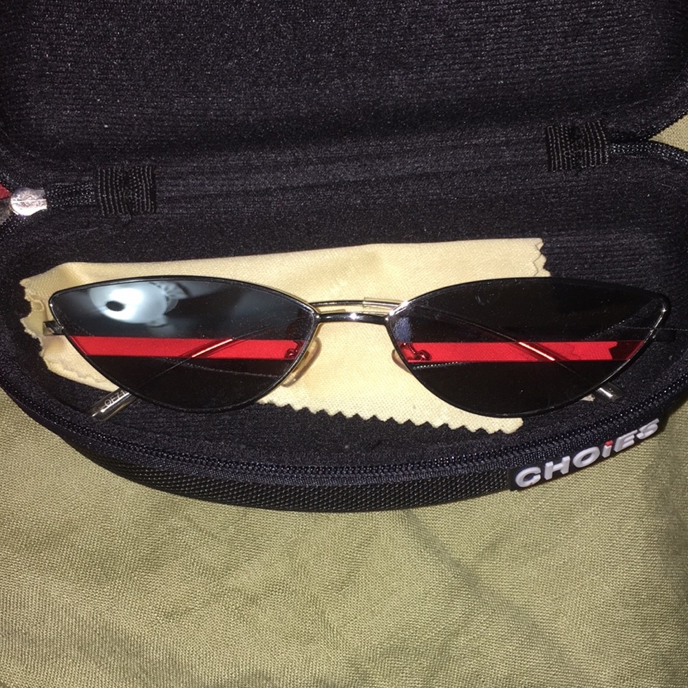 Sunglasses with red stripe